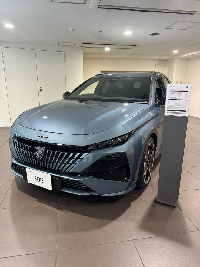 新型プジョー308 SW の展示を行っております