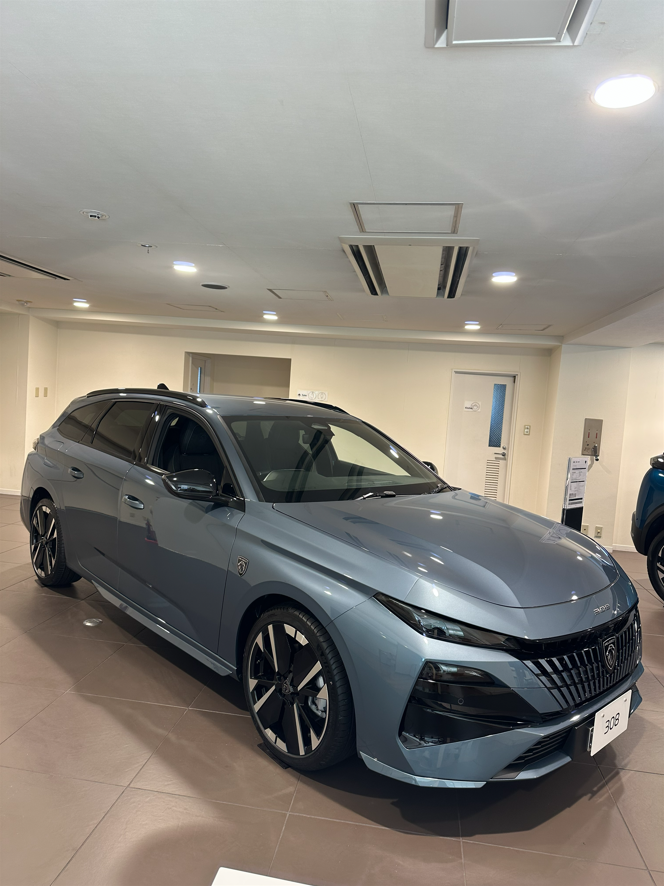 新型プジョー308 SW の展示を行っております