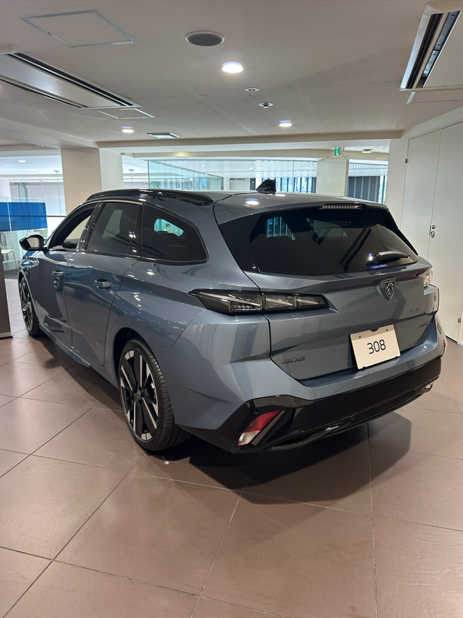 新型プジョー308 SW の展示を行っております